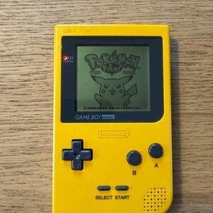 Nintendo Game Boy Pocket in Pokémon yellow.